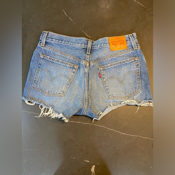 Levi 501 Jean shorts - Picture 3 of 5